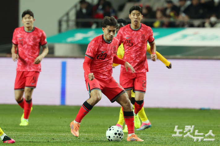 옌스 카스트로프가 18일 서울 상암동 서울월드컵경기장에서 열린 축구 국가대표팀 친선경기 대한민국과 가나의 경기에서 드리블을 하고 있다. 류영주 기자