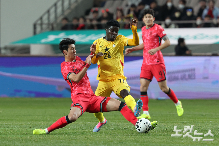 권혁규가 18일 서울 상암동 서울월드컵경기장에서 열린 축구 국가대표팀 친선경기 대한민국과 가나의 경기에서 볼다툼을 하고 있다. 류영주 기자