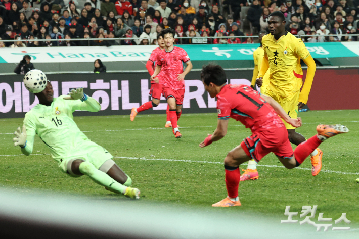 이태석이 18일 서울 상암동 서울월드컵경기장에서 열린 축구 국가대표팀 친선경기 대한민국과 가나의 경기에서 선제골을 성공시키고 있다. 류영주 기자