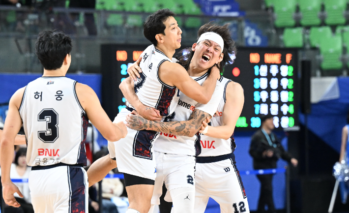연장 접전 끝 승리를 거둔 KCC. KBL 제공