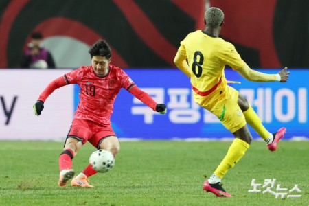 이강인이 18일 서울 상암동 서울월드컵경기장에서 열린 축구 국가대표팀 친선경기 대한민국과 가나의 경기에서 패스를 시도하고 있다.