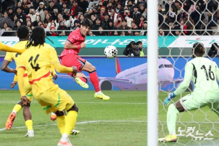 권혁규가 18일 서울 상암동 서울월드컵경기장에서 열린 축구 국가대표팀 친선경기 대한민국과 가나의 경기에서 슈팅을 시도하고 있다.