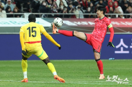 손흥민이 18일 서울 상암동 서울월드컵경기장에서 열린 축구 국가대표팀 친선경기 대한민국과 가나의 경기에서 볼을 지키고 있다.