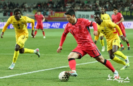 황희찬이 18일 서울 상암동 서울월드컵경기장에서 열린 축구 국가대표팀 친선경기 대한민국과 가나의 경기에서 돌파를 시도하고 있다.