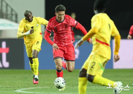 조규성이 18일 서울 상암동 서울월드컵경기장에서 열린 축구 국가대표팀 친선경기 대한민국과 가나의 경기에서 돌파를 시도하고 있다.