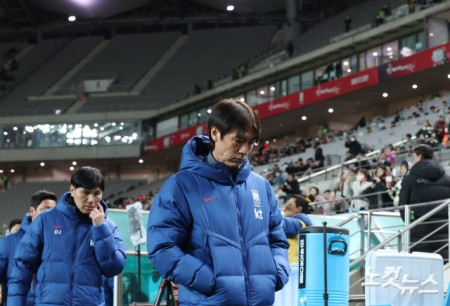 18일 서울 상암동 서울월드컵경기장에서 열린 축구 국가대표팀 친선경기 대한민국과 가나의 경기 전 경기장으로 들어서는 홍명보 감독 뒤로 빈 관중석이 보이고 있다.