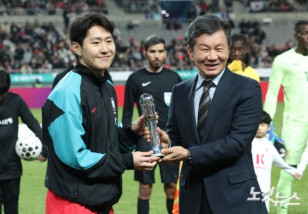 18일 서울 상암동 서울월드컵경기장에서 열린 축구 국가대표팀 친선경기 대한민국과 가나의 경기 전 AFC 올해의 국제선수상을 수상한 대한민국 이강인이 기념촬영을 갖고 있다.