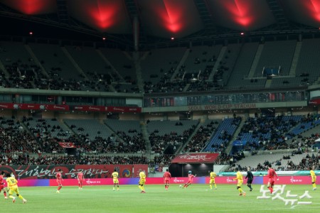 18일 서울 상암동 서울월드컵경기장에서 열린 축구 국가대표팀 친선경기 대한민국과 가나의 경기에서 관중석이 텅 빈 모습을 보이고 있다.