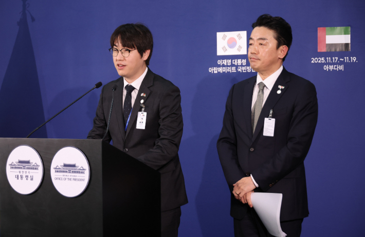 하정우 AI미래기획수석이 18일 아랍에미리트(UAE) 아부다비 한 호텔의 한국프레스센터에서 강훈식 비서실장의 이재명 대통령 전략경제협력 특사 성과 관련 브리핑에 이어 설명하고 있다. 연합뉴스