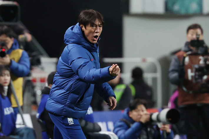 홍명보 대한민국 축구대표팀 감독이 18일 서울 상암동 서울월드컵경기장에서 열린 축구 국가대표팀 친선경기 대한민국과 가나의 경기에서 지시를 하고 있다. 류영주 기자