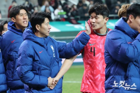 손흥민와 김민재가 18일 서울 상암동 서울월드컵경기장에서 열린 축구 국가대표팀 친선경기 대한민국과 가나의 경기를 마친 후 대화를 나누고 있다.