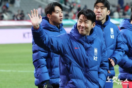 손흥민이 18일 서울 상암동 서울월드컵경기장에서 열린 축구 국가대표팀 친선경기 대한민국과 가나의 경기를 1대0으로 승리한 후 팬들에게 인사를 하고 있다.