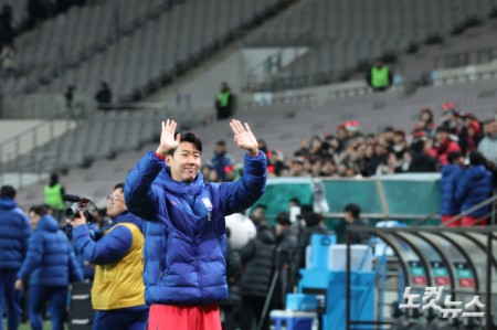 손흥민이 18일 서울 상암동 서울월드컵경기장에서 열린 축구 국가대표팀 친선경기 대한민국과 가나의 경기를 1대0으로 승리한 후 팬들에게 인사를 하고 있다.