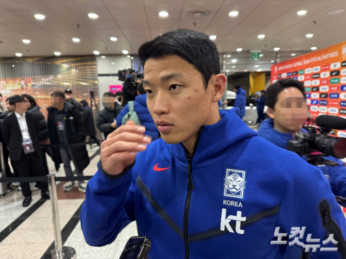 취재진과 인터뷰 중인 황희찬. 김조휘 기자