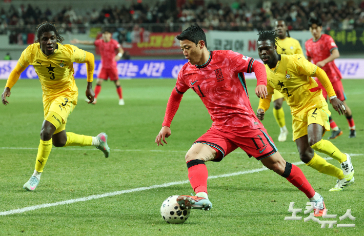 황희찬이 18일 서울 상암동 서울월드컵경기장에서 열린 축구 국가대표팀 친선경기 대한민국과 가나의 경기에서 돌파를 시도하고 있다. 류영주 기자