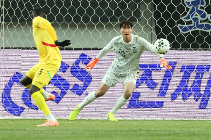 송범근이 18일 서울 상암동 서울월드컵경기장에서 열린 축구 국가대표팀 친선경기 대한민국과 가나의 경기에서 골문을 지키고 있다. 류영주 기자