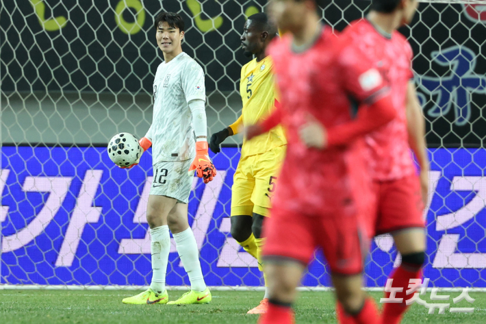 송범근이 18일 서울 상암동 서울월드컵경기장에서 열린 축구 국가대표팀 친선경기 대한민국과 가나의 경기에서 볼을 들고 있다. 류영주 기자