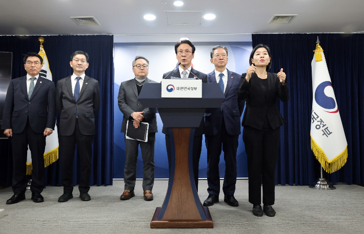 김민석 국무총리가 18일 정부서울청사에서 '론스타 국제투자분쟁(ISDS) 취소 신청'과 관련해 긴급 브리핑하고 있다. 김 총리 오른쪽은 정성호 법무부 장관. 연합뉴스