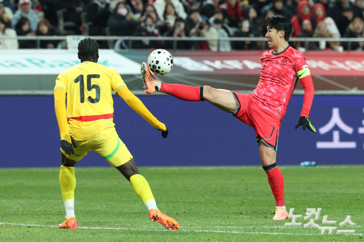 손흥민이 18일 서울 상암동 서울월드컵경기장에서 열린 축구 국가대표팀 친선경기 대한민국과 가나의 경기에서 볼을 지키고 있다. 류영주 기자