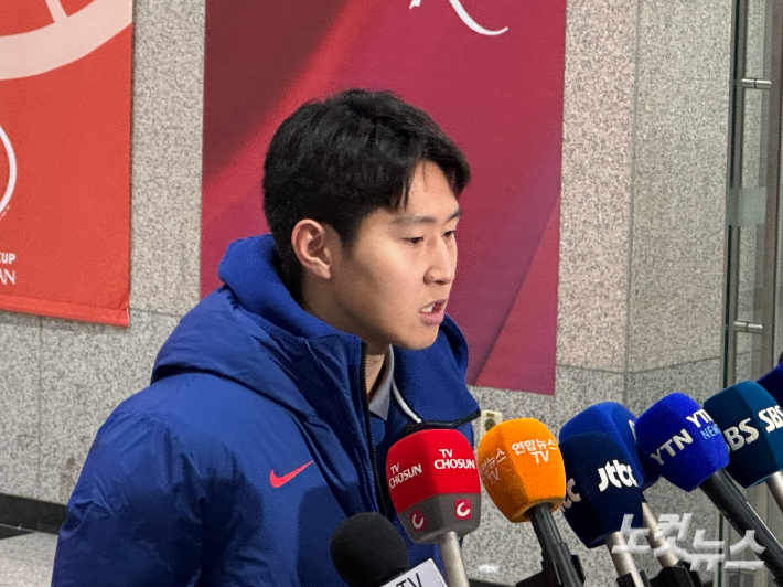 취재진과 인터뷰 중인 이강인. 김조휘 기자