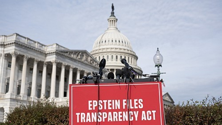 18일(현지시간) 미국 하원의 '엡스타인 파일 공개' 법안 표결을 앞두고 워싱턴DC의 의사당 앞에 관련 기자회견을 위한 연단이 설치돼 있다. 연합뉴스