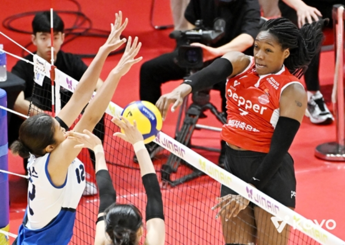 페퍼저축은행 조이의 강타 모습. 한국배구연맹 