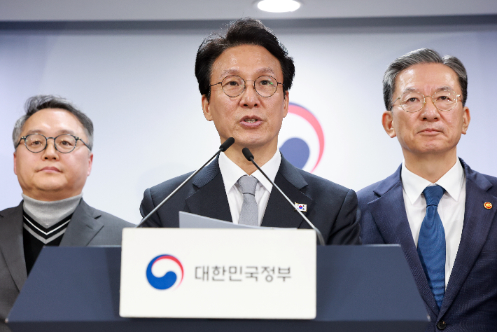 김민석 국무총리(가운데)가 18일 정부서울청사에서 '론스타 국제투자분쟁(ISDS) 취소 신청'과 관련해 긴급 브리핑하고 있다. 연합뉴스