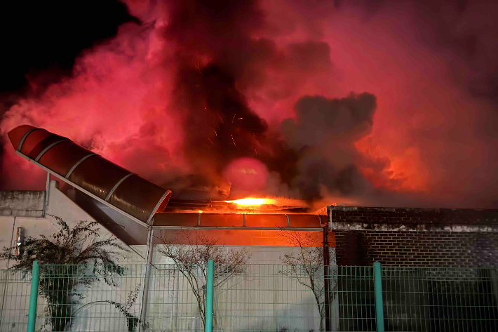 19일 오전 0시 8분쯤 강원 원주시 문막읍의 한 주택에서 불이 나 약 3시간 만에 꺼졌다. 강원소방본부 제공