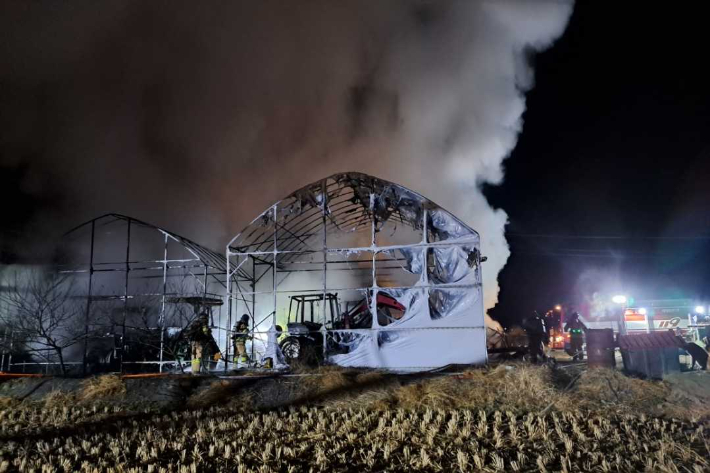 19일 자정쯤 원주시 호저면의 한 농기계 보관 창고에서 불이 나 50분 만에 꺼졌다. 강원소방본부 제공 