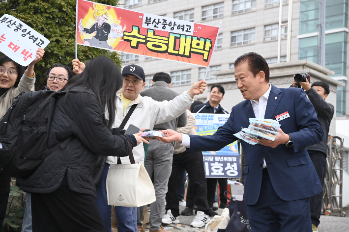 주석수 부산 연제구청장이 지난 13일 부산 연제고등학교 앞에서 간식 나눔 행사를 벌이고 있다. 부산 연제구 제공