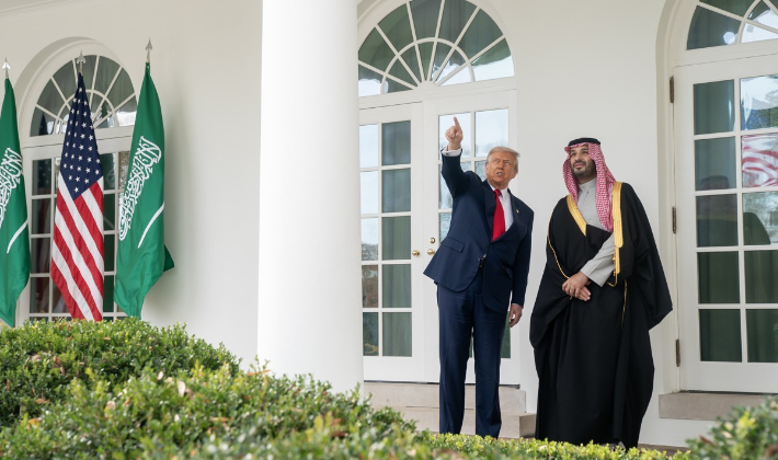 도널드 트럼프 대통령이 18일(현지시간) 백악관에서 빈살만 왕세자와 함께 걸으며 대화를 나누고 있다. 연합뉴스