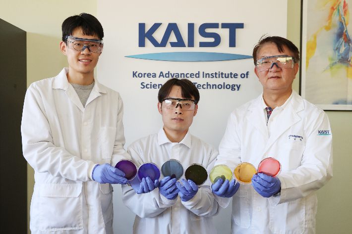 (왼쪽부터)헝루이(Zhou Hengrui) 박사과정, 린(Pingxin Lin) 박사과정, KAIST 이상엽 교수. KAIST 제공