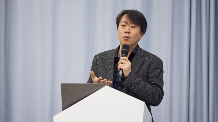 김태윤 SK텔레콤 파운데이션 모델 담당이 개발 중인 AI 모델을 주제로 발표하고 있다. SKT 제공