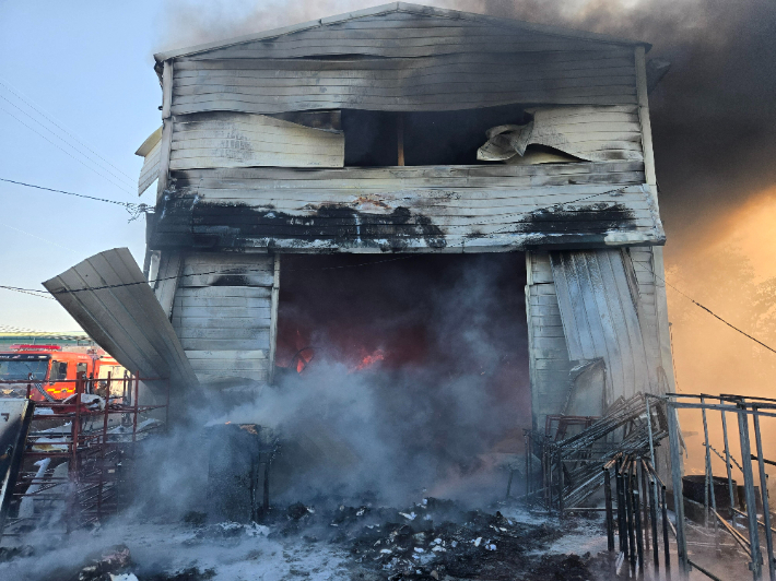 19일 오전 8시 25분쯤 부산 강서구의 한 의류 창고에서 불이 난 현장. 부산소방재난본부 제공