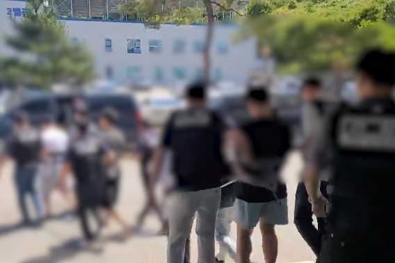 전국 2만여명을 상대로 불법 고금리 대출을 일삼은 일당 검거 모습. 경기남부경찰청 제공