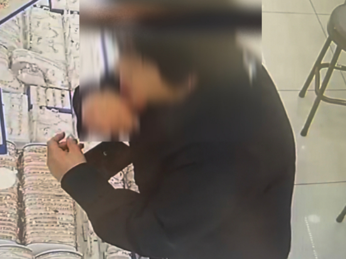 부산 동구의 한 금은방을 찾은 50대 여성이 금목걸이를 지갑 아래 숨겨 달아났다. 업주 제공 