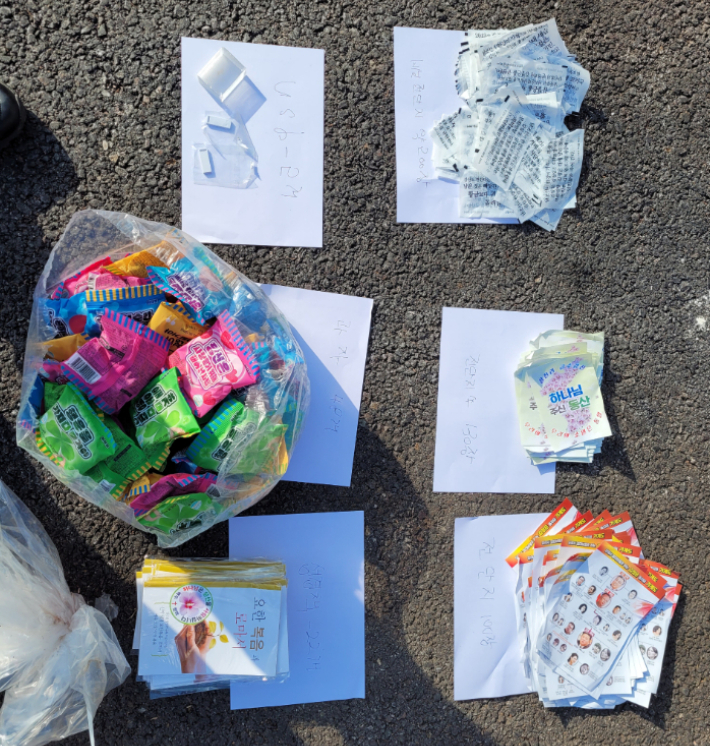 북한 정권을 비난하는 전단과 과자, 성경책, USB 등 압수물. 경기북부경찰청 제공