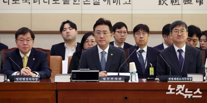 이진수 법무부 차관(가운데)이 19일 서울 여의도 국회에서 열린 법제사법위원회 법안심사제1소위원회에 참석하고 있다.