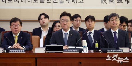 이진수 법무부 차관(가운데)이 19일 서울 여의도 국회에서 열린 법제사법위원회 법안심사제1소위원회에 참석하고 있다.