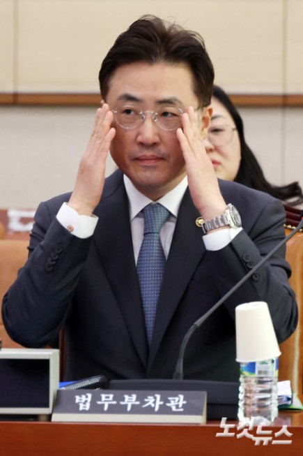 이진수 법무부 차관이 19일 서울 여의도 국회에서 열린 법제사법위원회 법안심사제1소위원회에 참석하고 있다.