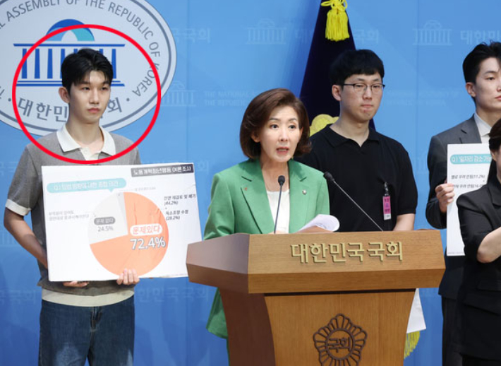 '노란봉투법 반대' 노동개혁청년행동 기자회견 앞서 발언하는 나경원 의원. 붉은 원으로 표시된 인물이 극우 성향 유튜버 김찬혁 씨. 연합뉴스