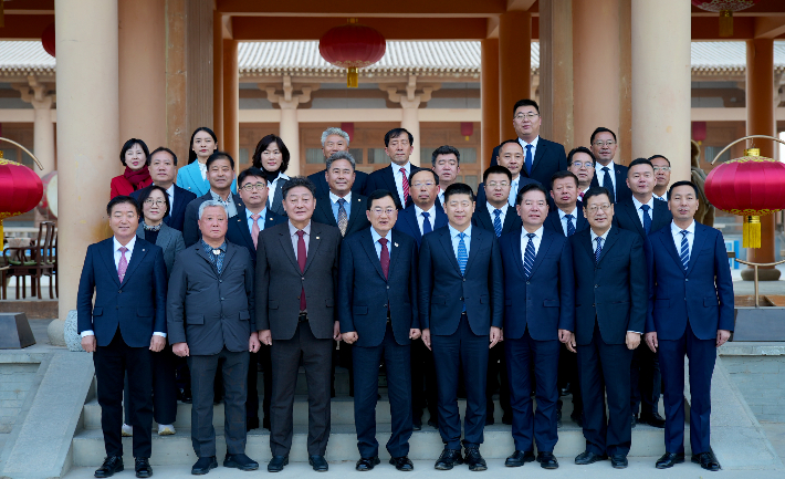 중국 둔황시를 방문한 주낙영 경주시장과 경주시 대표단이 지난 18일 둔황시청 앞에서 둔황시 주요 인사들과 기념촬영을 하고 있다. 경주시 제공