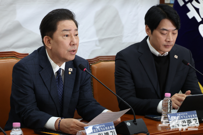 19일 서울 여의도 국회에서 열린 더불어민주당 정치검찰 조작기소대응 특별위원회 전체회의에서 김병기 원내대표가 발언을 하고 있다. 윤창원 기자