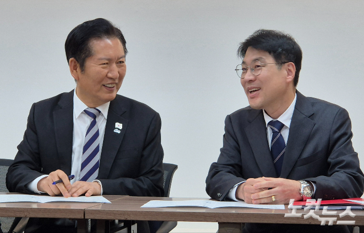 19일 정청래 대표가 김정기 대구시장 권한대행의 국비 지원 건의를 듣고 있다. 김세훈 기자