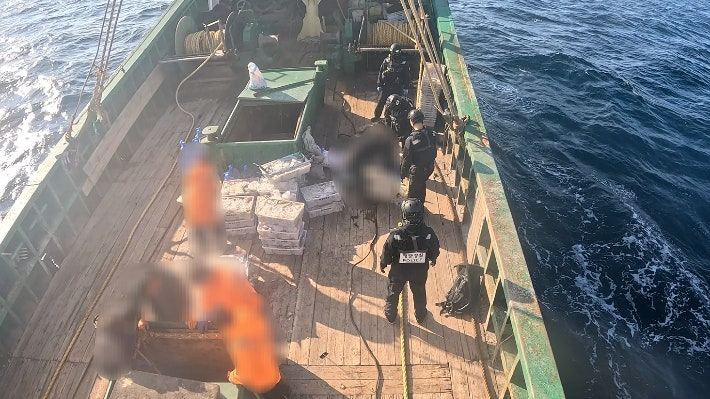 지난달 30일 차귀도 해상에서 비밀 어창에 고기를 몰래 숨긴 중국어선을 적발한 제주해경. 제주해양경찰서 제공