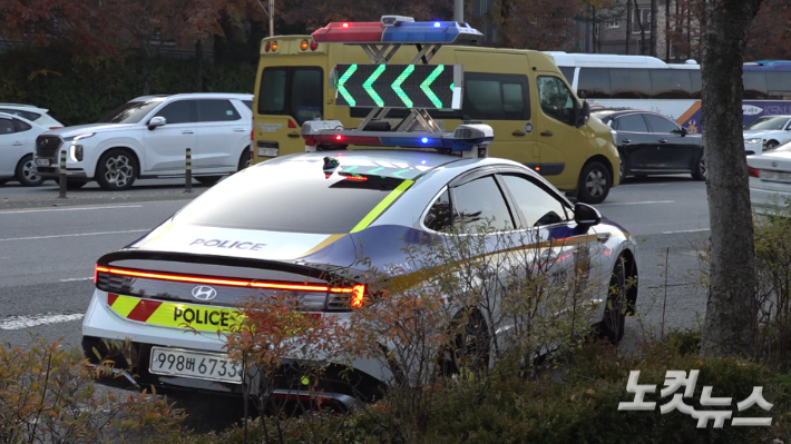 전주사대부고를 전북사대부고로 착각한 수험생이 경찰차로 호송되고 있다. 김현주 뉴미디어 크리에이터