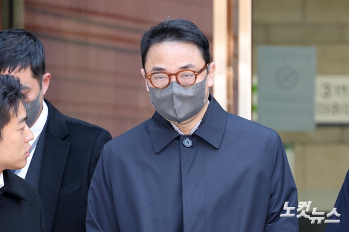 서울중앙지법 나서는 김건희 오빠 김진우