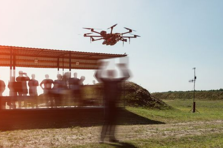 폭탄을 장착한 드론을 날리고 있는  우크라이나군 아에로로즈비드카 대원들. 아에로로즈비드카 페이스북 캡처