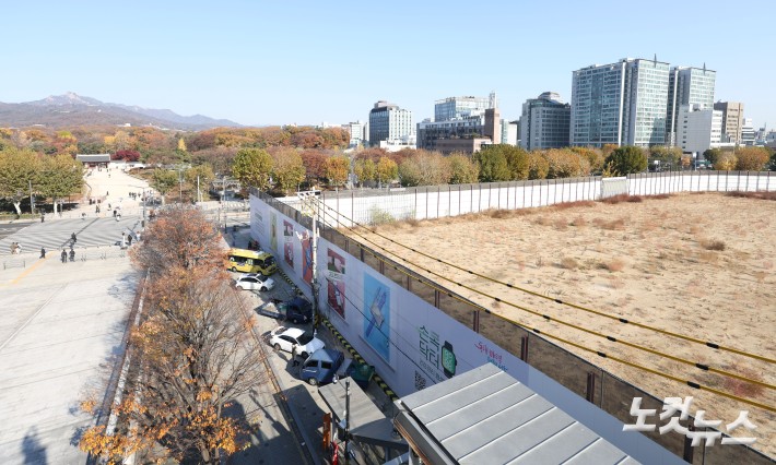 유네스코 세계유산인 종묘 앞 세운4구역 재개발사업의 고층 빌딩 조성 계획에 정부와 유네스코가 우려를 나타내는 등 정부와 서울시의 갈등이 이어지고 있는 가운데 19일 서울 종로구 종묘와 세운 4구역 재개발 공사 현장 모습.