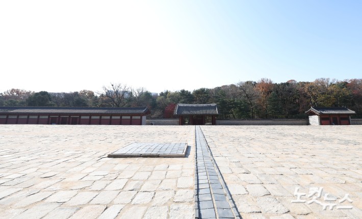 유네스코 세계유산인 종묘 앞 세운4구역 재개발사업의 고층 빌딩 조성 계획에 정부와 유네스코가 우려를 나타내는 등 정부와 서울시의 갈등이 이어지고 있는 가운데 19일 서울 종로구 종묘 정전 하월대에서 바라본 세운4구역 재개발 사업지 방향.